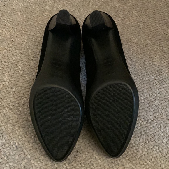 Black Suede Aquatalia Heels/Pumps, Size 7- very gently used - Picture 5 of 6